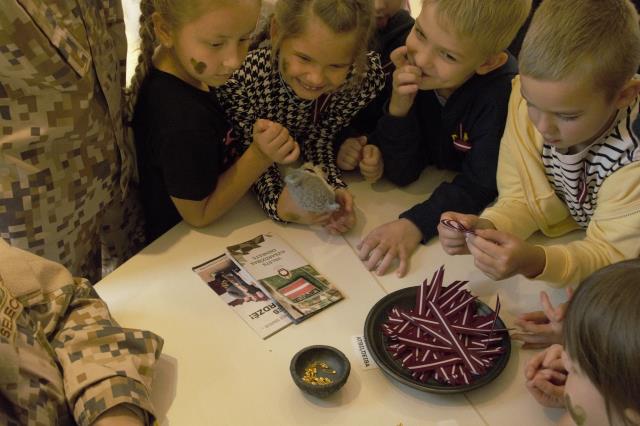 Lāčplēša dienai un Latvijas Republikas dzimšanas dienai veltīts pasākums “Sarkanbaltsarkano lentīšu locīšana”, 2024